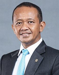 man in a suit and tie posing for a picture related to mineral industry policy