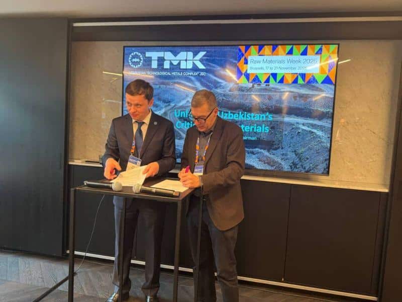 wo men standing at a podium in front of a screen discussing the SOLVOMET Uzbekistan partnership