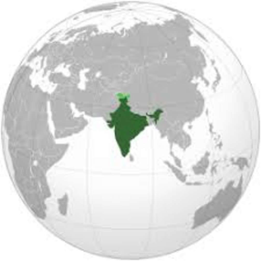 India marked in dark green on a globe centered on South Asia, with lighter green indicating disputed Kashmir territory border