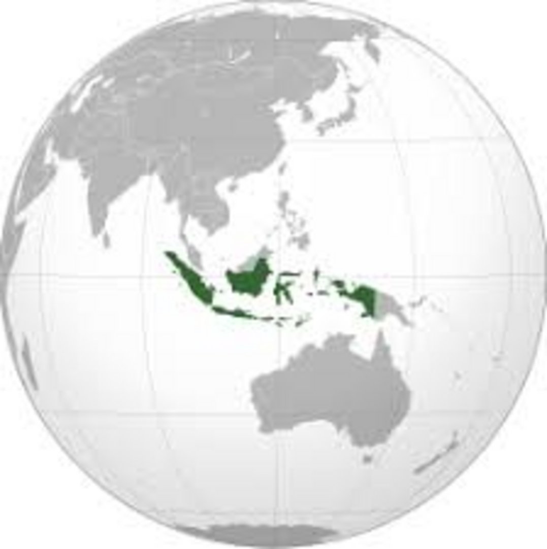 Indonesia archipelago highlighted in green on orthographic globe projection, spanning Southeast Asia between mainland Asia an