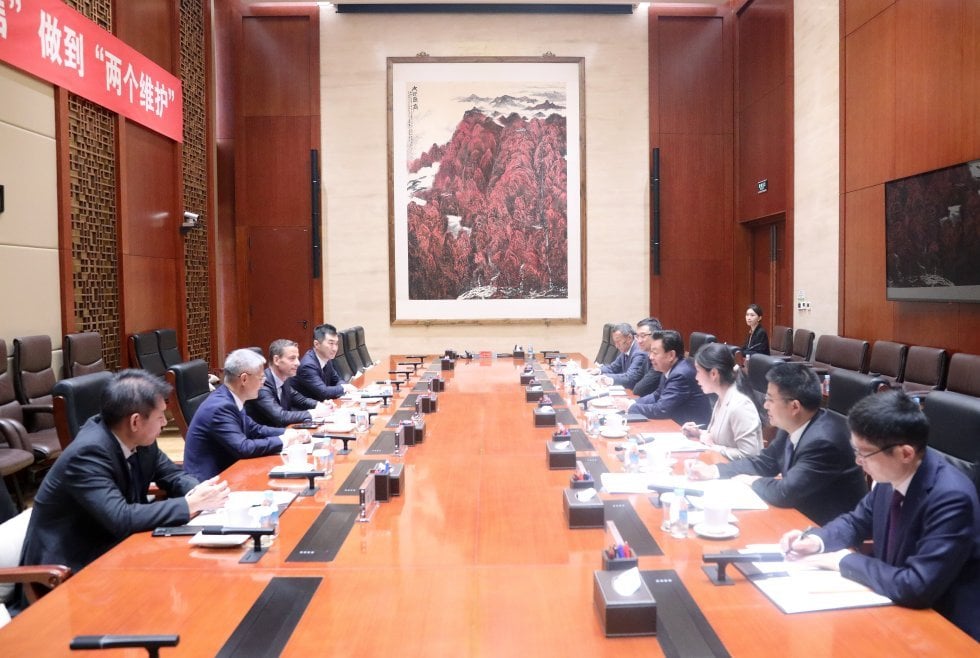 High-level bilateral diplomatic talks between Chinese government officials and foreign delegation at large conference table w